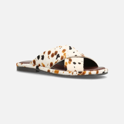 Onry HA sandaler fra Phenumb - Dalmatian Brown Pony Hair - Skråt forfra