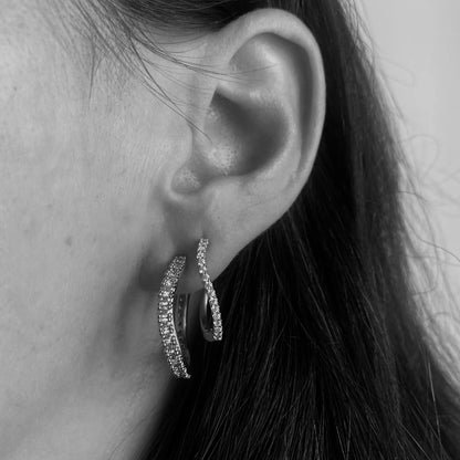 Amelia Petit Crystal Hoops fra Pico Copenhagen på model