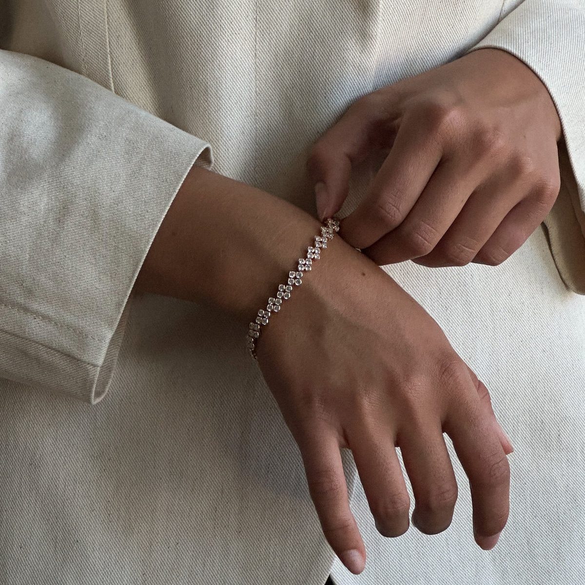 Claire Crystal Bracelet fra Pico - Forgyldt - på model