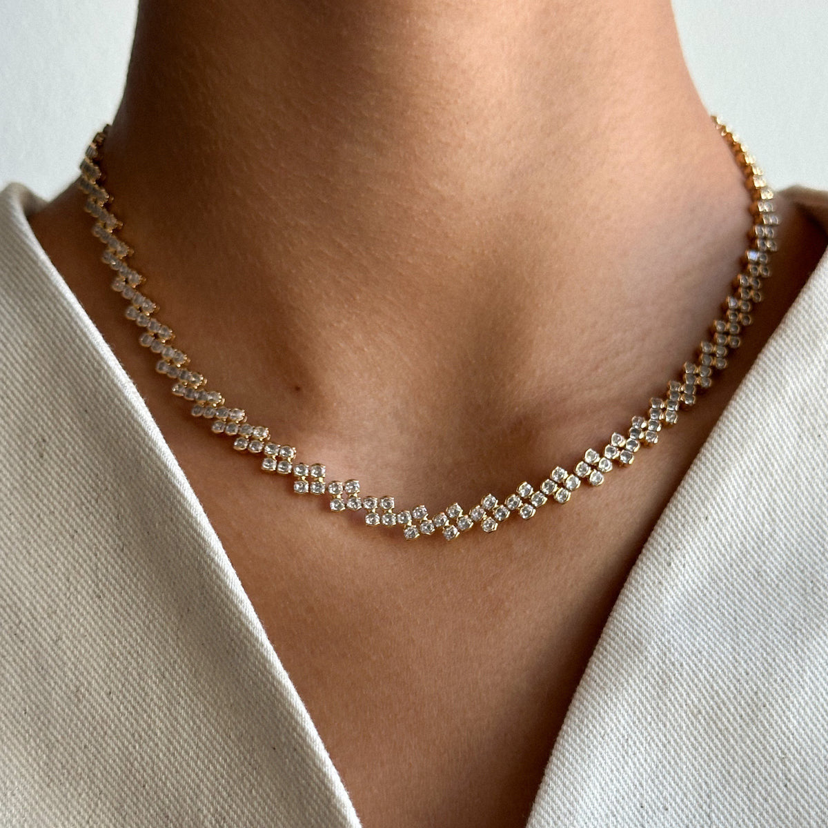 Claire Crystal Necklace fra Pico - På model