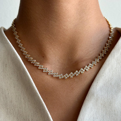 Claire Crystal Necklace fra Pico - På model