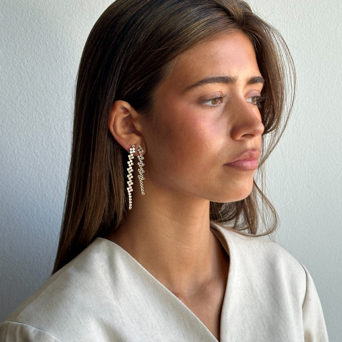 Claire Crystal Short Studs fra Pico - Forgyldt - På model