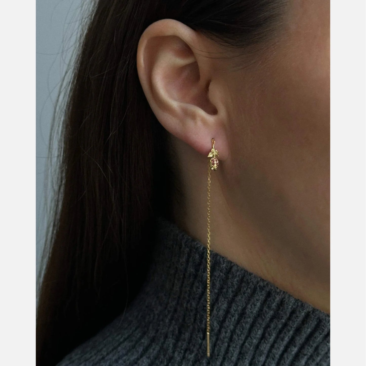 Tulip Chain øreringe fra Pico på model