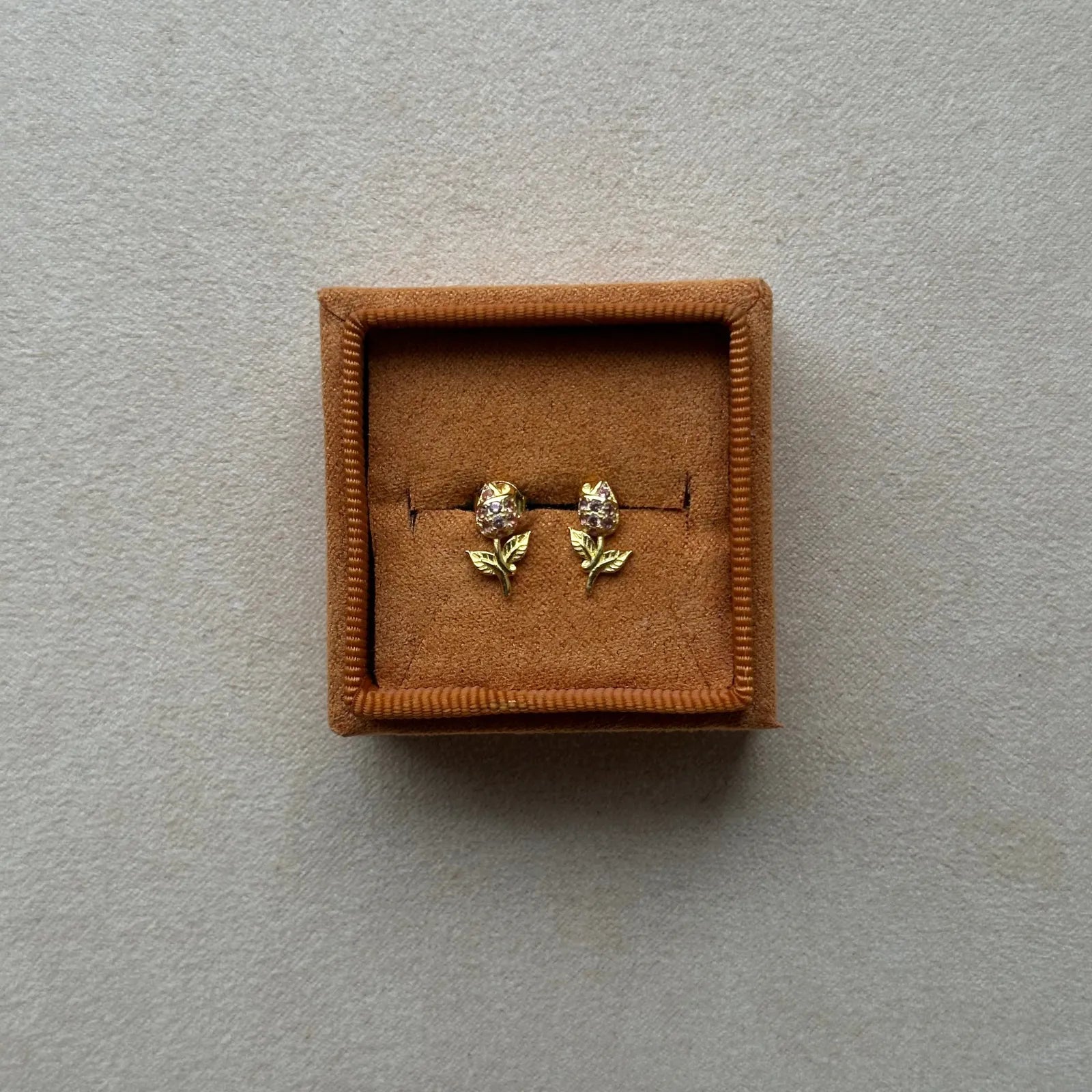 Tulip Studs fra Pico i æske - Rouge