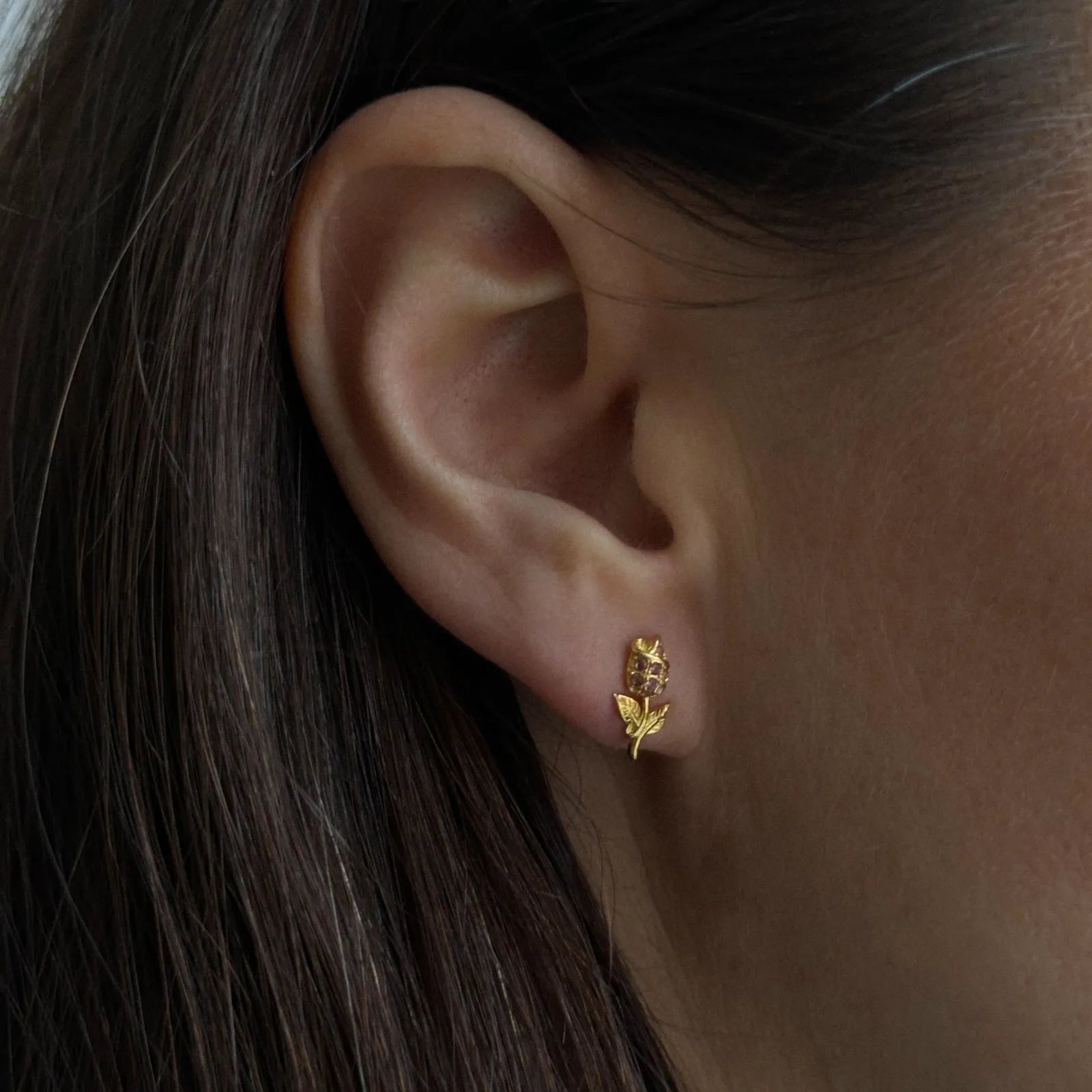 Tulip Studs fra Pico - Rouge på model
