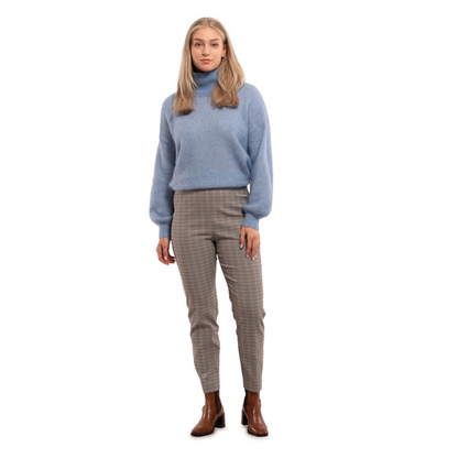 Anzy bukser fra Ril's i navy blue på model