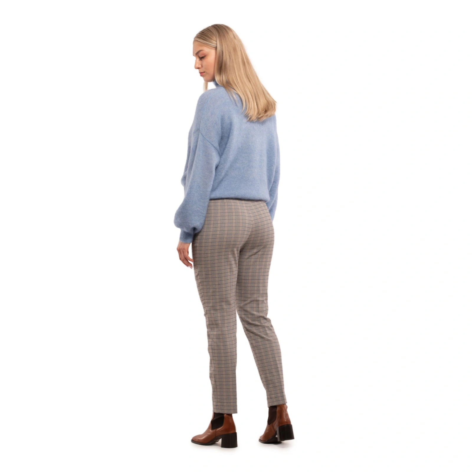 Anzy bukser fra Ril's i navy blue på model bagfra
