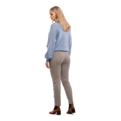 Anzy bukser fra Ril's i navy blue på model bagfra