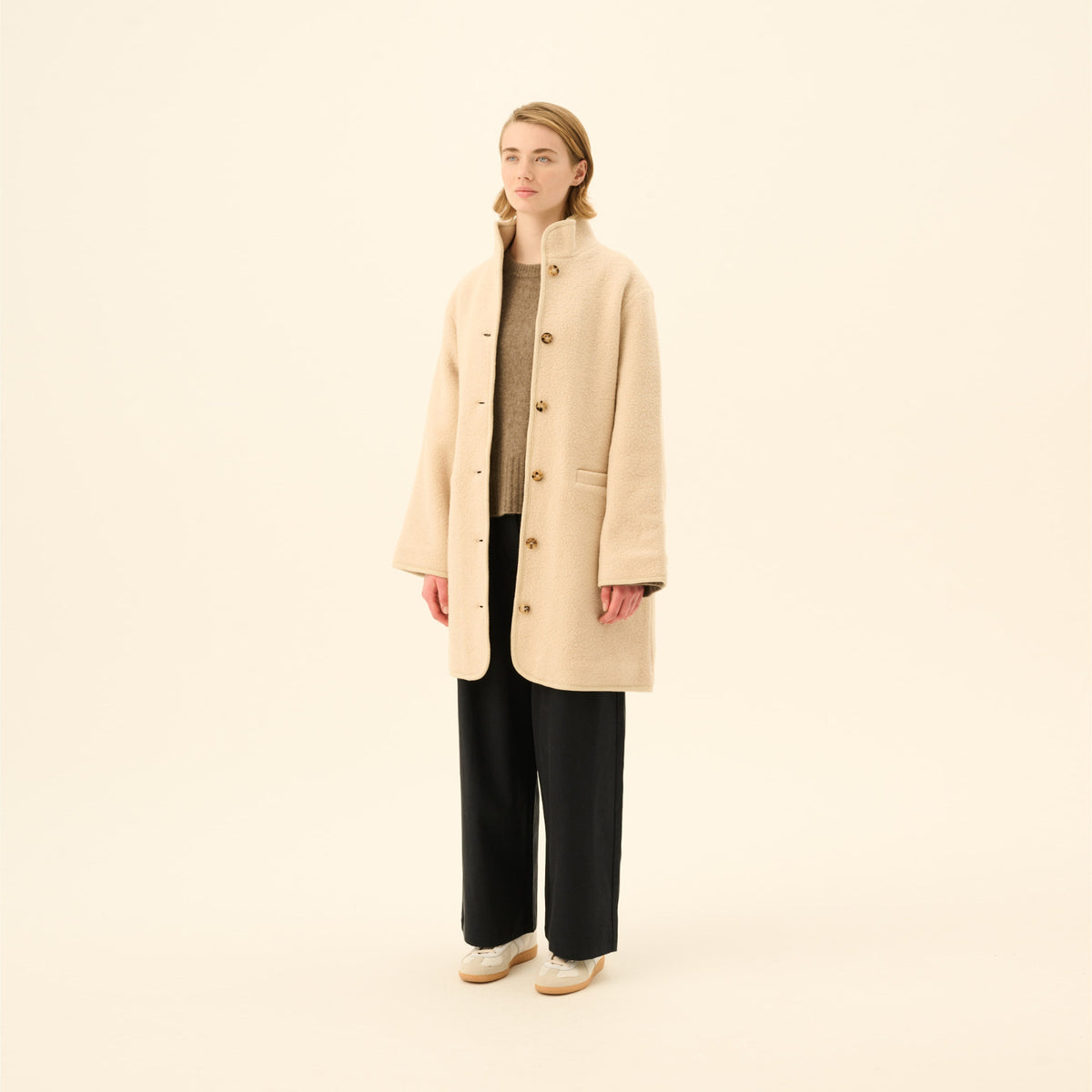 Cedar Teddy Coat - Rue De Tokyo - Ecru - På model