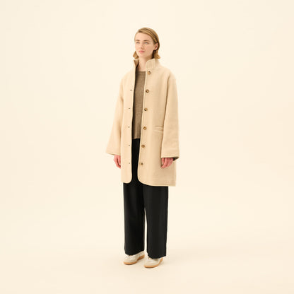 Cedar Teddy Coat - Rue De Tokyo - Ecru - På model