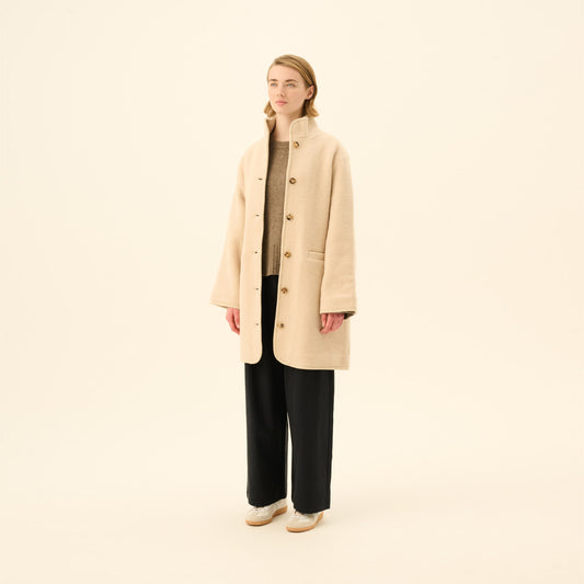 Cedar Teddy Coat - Rue De Tokyo - Ecru - På model