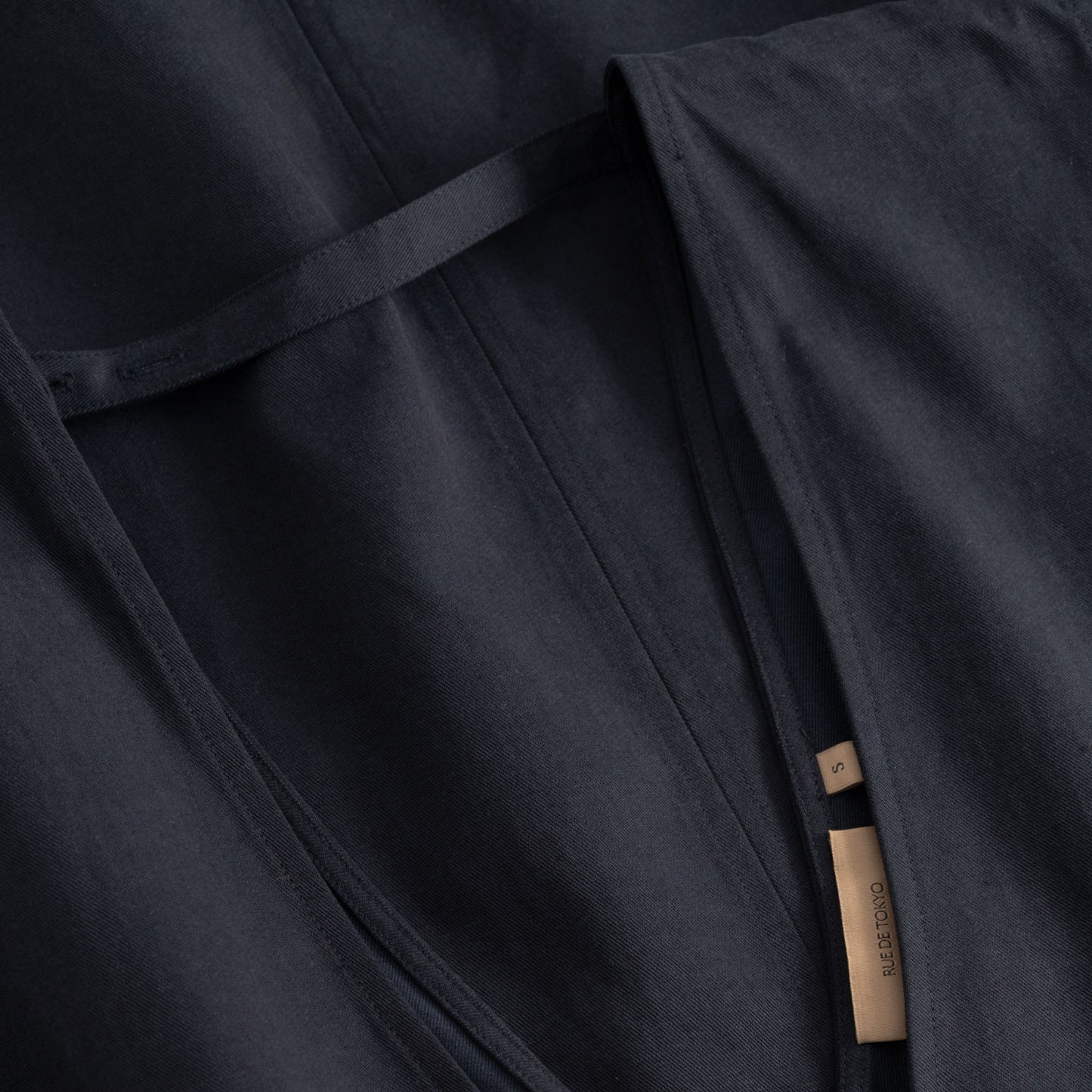 Donella Sandwashed CT Tencel Dress - Rue De Toyko - Navy - Detalje af udskæring
