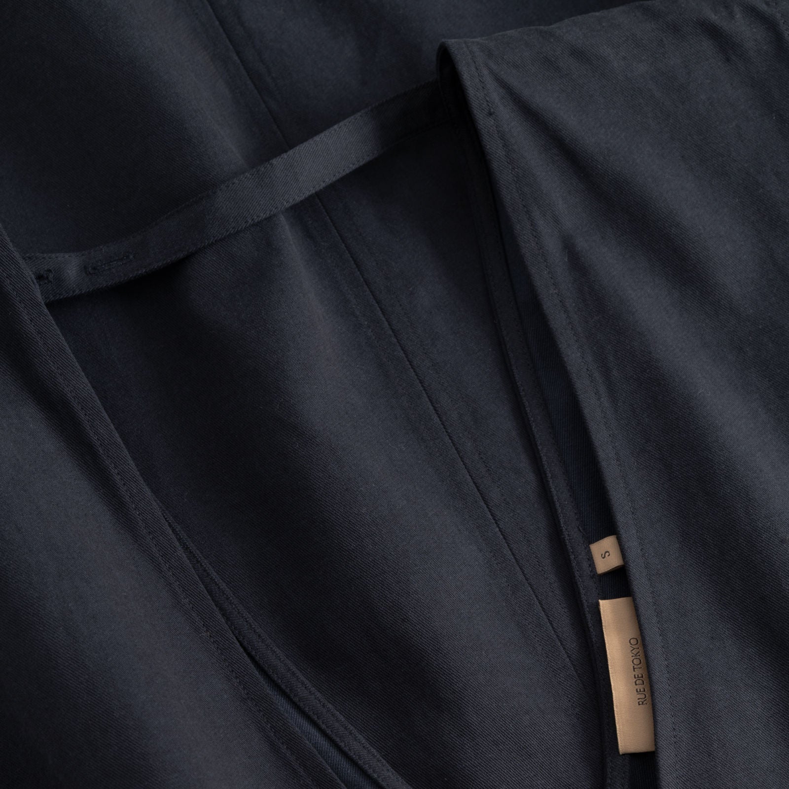 Donella Sandwashed CT Tencel Dress - Rue De Toyko - Navy - Detalje af udskæring
