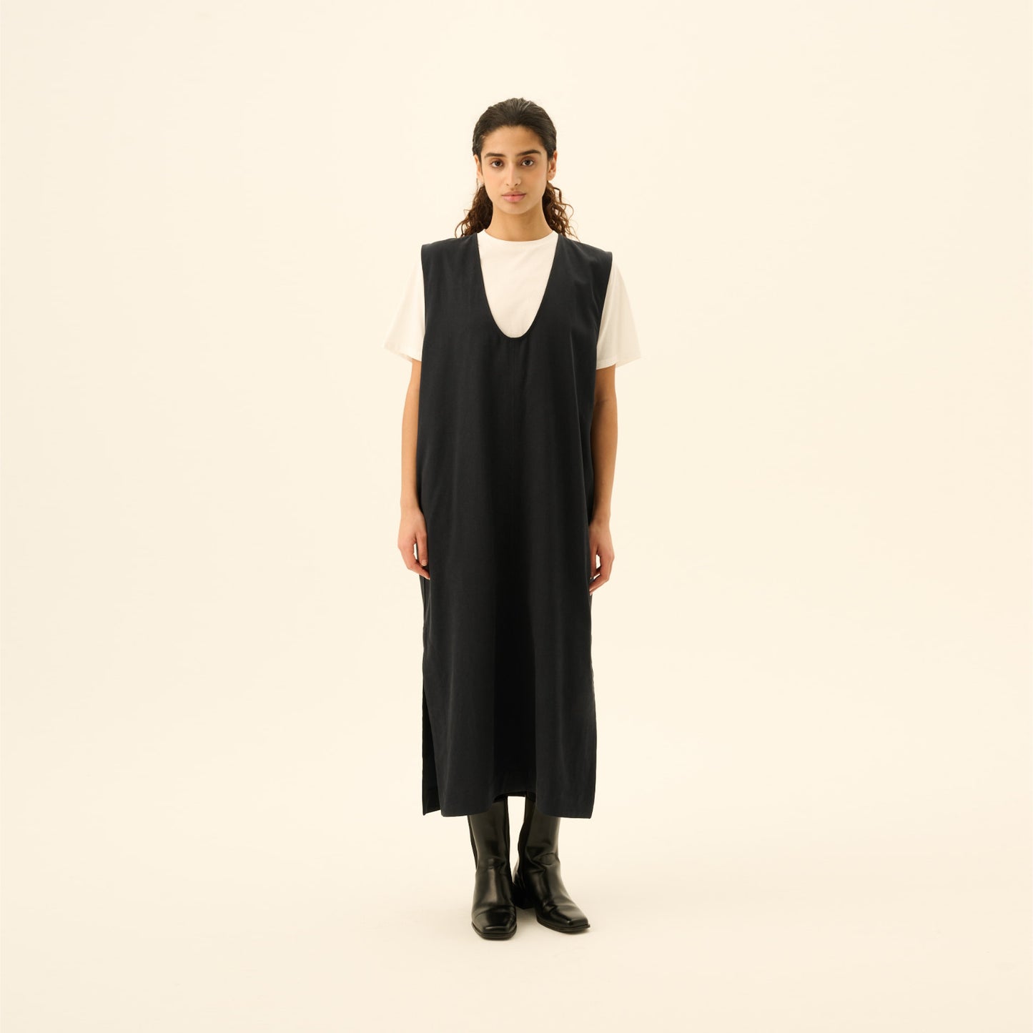 Donella Sandwashed CT Tencel Dress - Rue De Toyko - Navy - På model