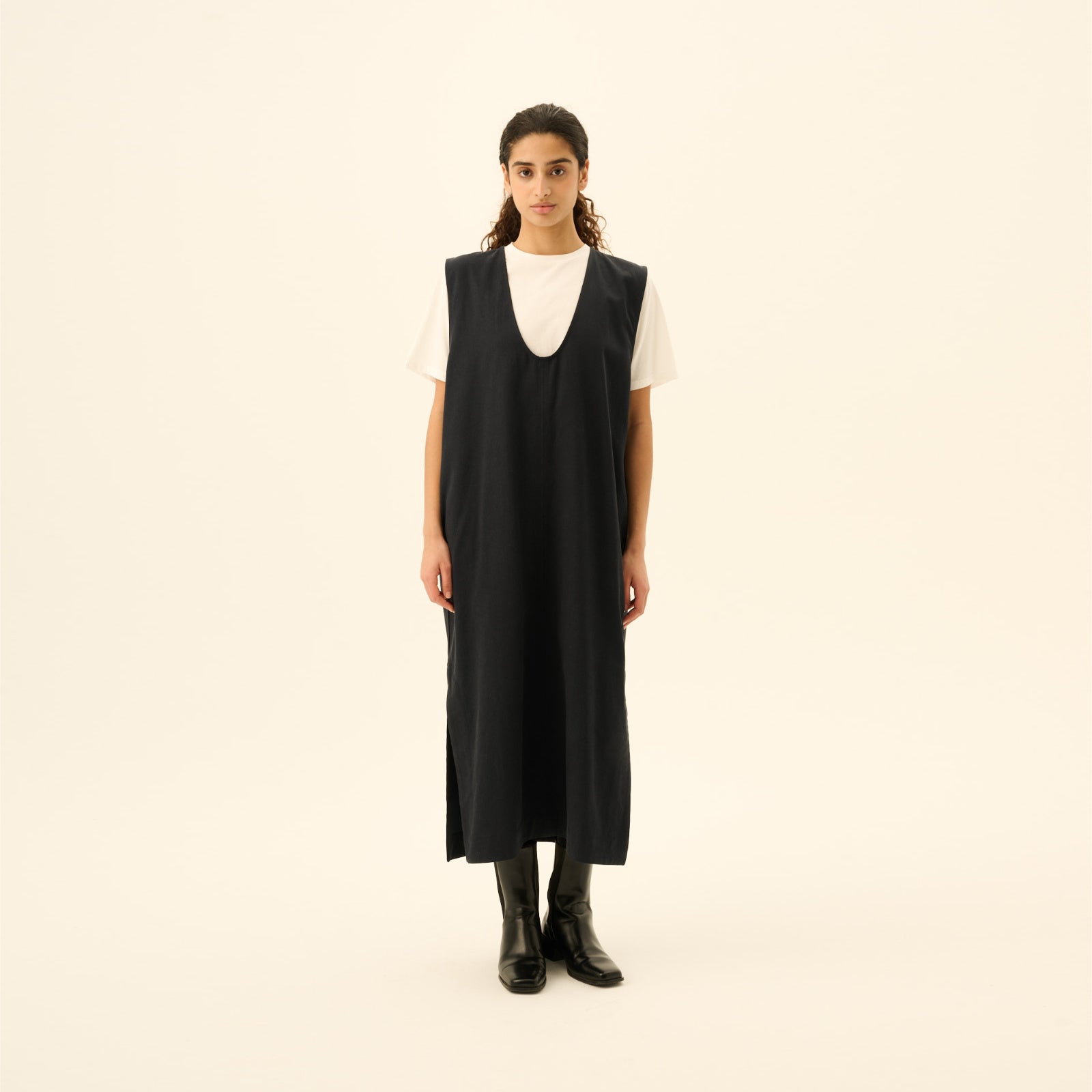 Donella Sandwashed CT Tencel Dress - Rue De Toyko - Navy - På model
