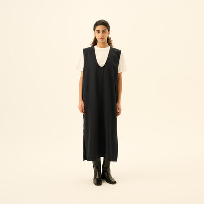 Donella Sandwashed CT Tencel Dress - Rue De Toyko - Navy - På model