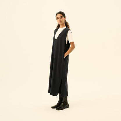 Donella Sandwashed CT Tencel Dress - Rue De Toyko - Navy - På model fra siden