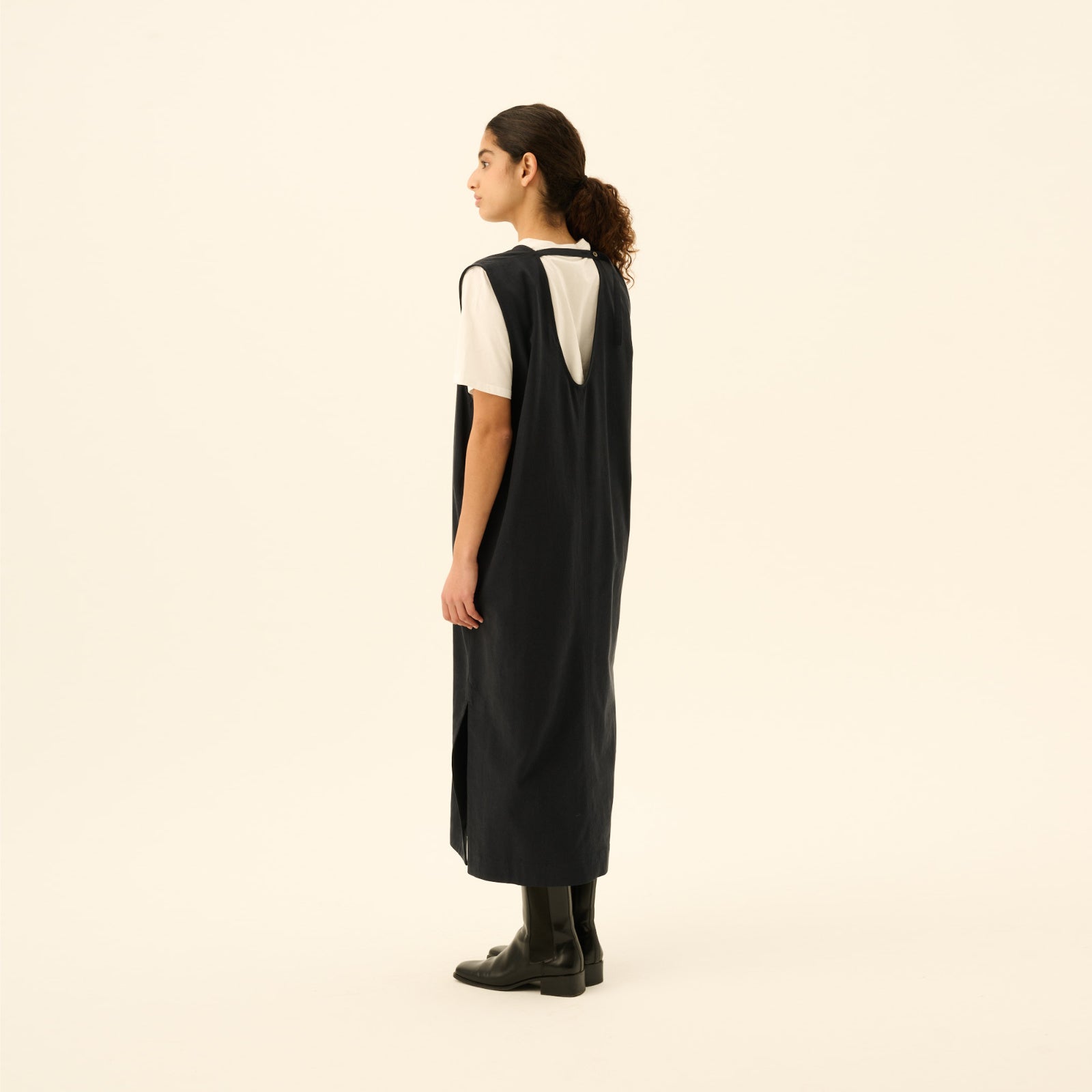 Donella Sandwashed CT Tencel Dress - Rue De Toyko - Navy - på model fra ryggen
