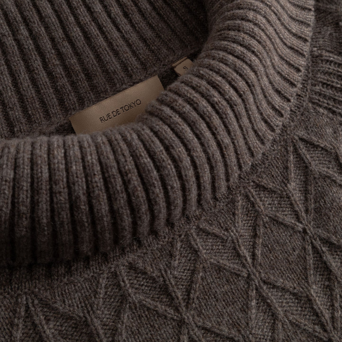 Kimiko Meino Cashmere Sweater - Rue De Tokyo - Dark Brown Melange - Detalje af krave