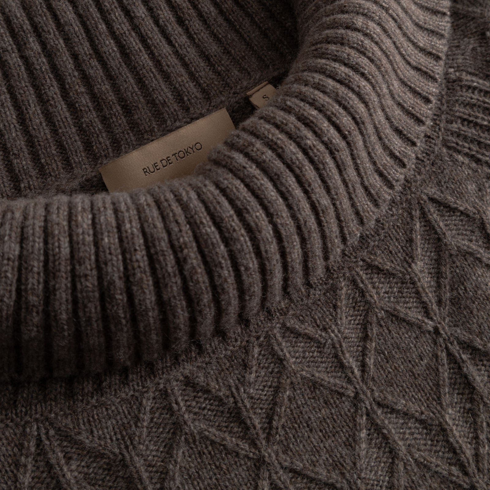 Kimiko Meino Cashmere Sweater - Rue De Tokyo - Dark Brown Melange - Detalje af krave