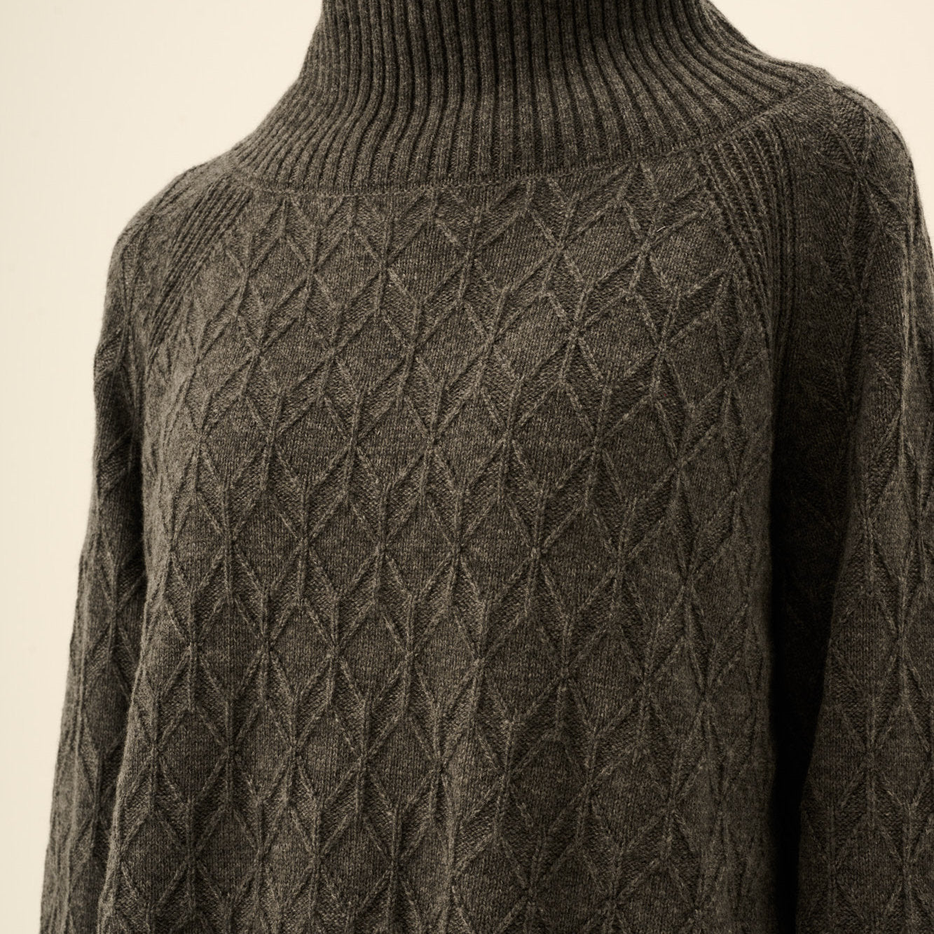 Kimiko Meino Cashmere Sweater - Rue De Tokyo - Dark Brown Melange - Detalje af mønster