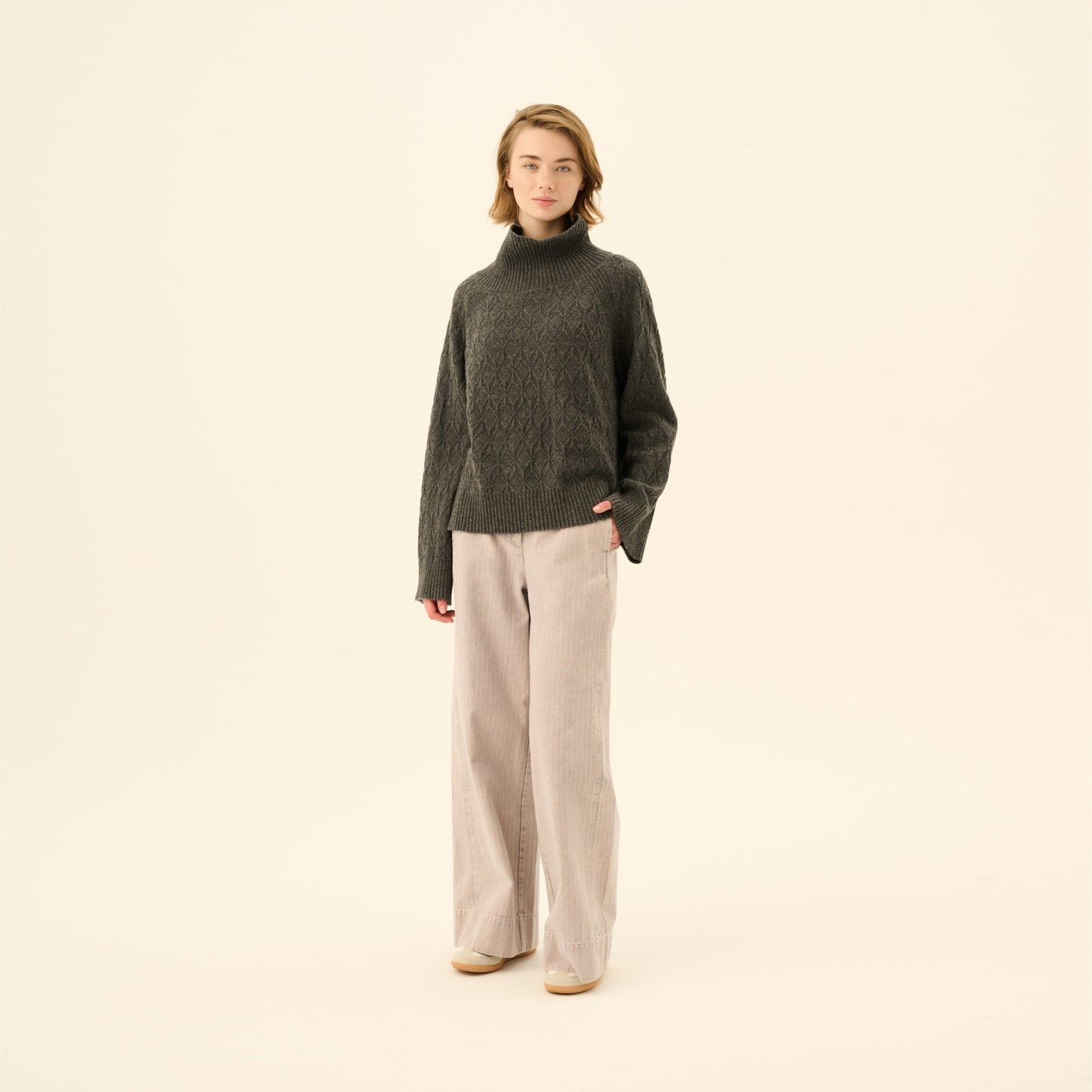 Kimiko Meino Cashmere Sweater - Rue De Tokyo - Dark Brown Melange - På model