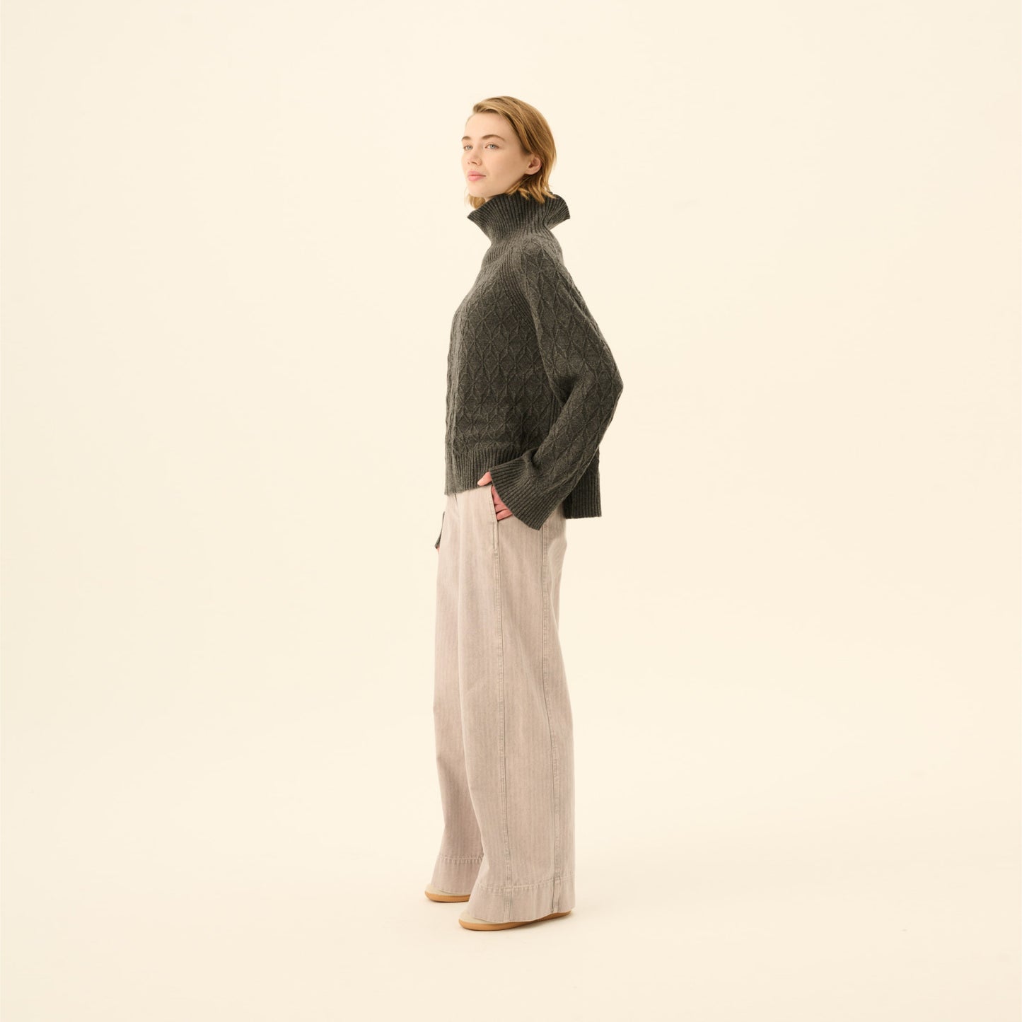 Kimiko Meino Cashmere Sweater - Rue De Tokyo - Dark Brown Melange - Model fra siden