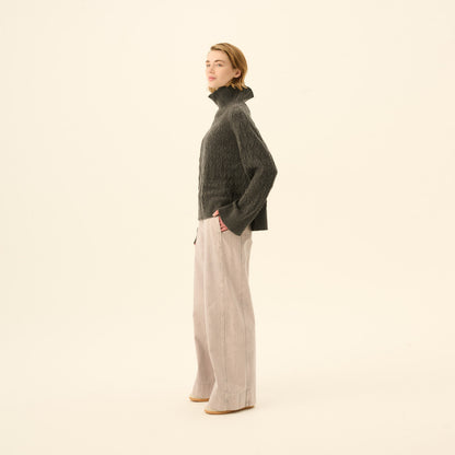 Kimiko Meino Cashmere Sweater - Rue De Tokyo - Dark Brown Melange - Model fra siden