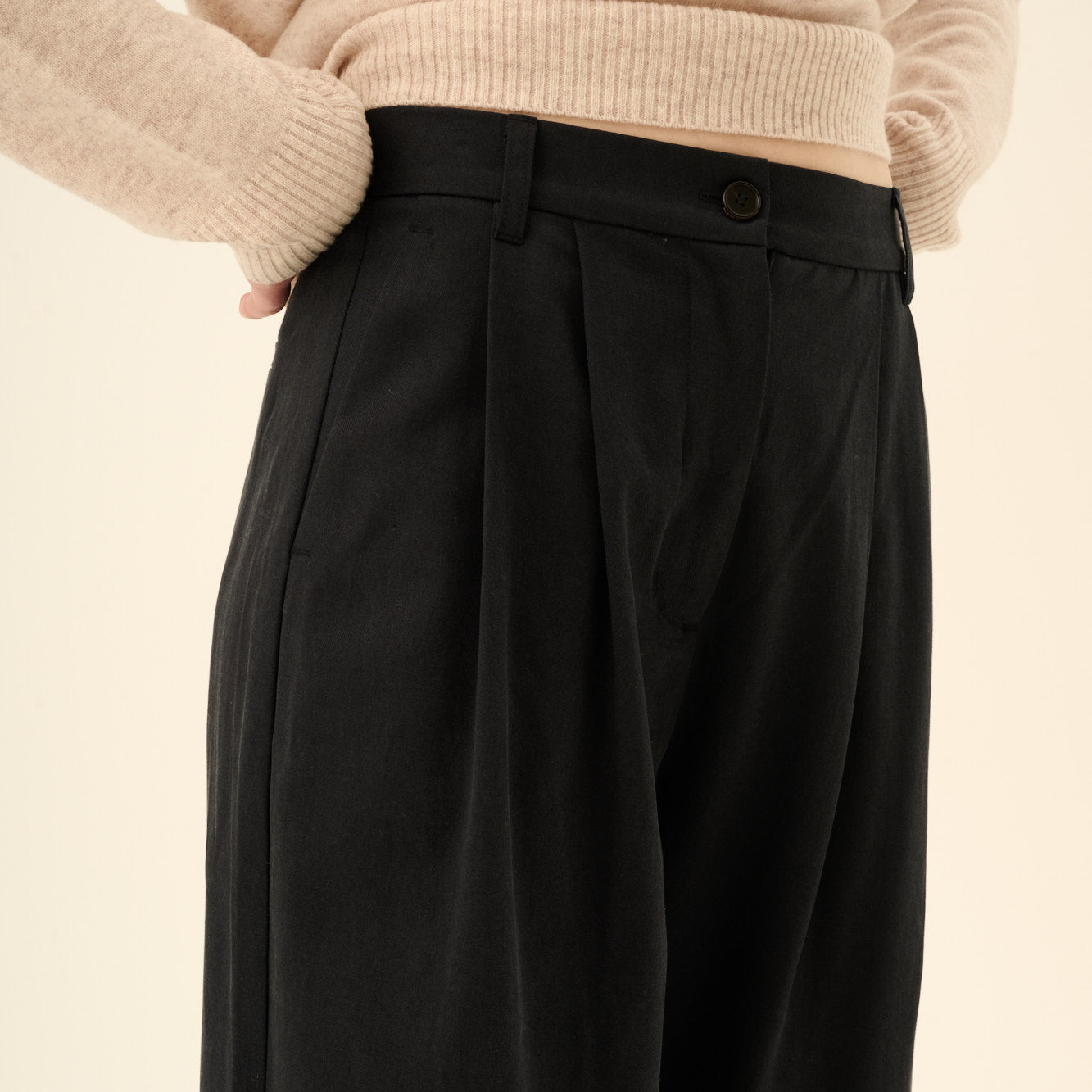 Prudie Sandwashed CT Tencel Pants - Rue De Tokyo - Navy - Close-up af model