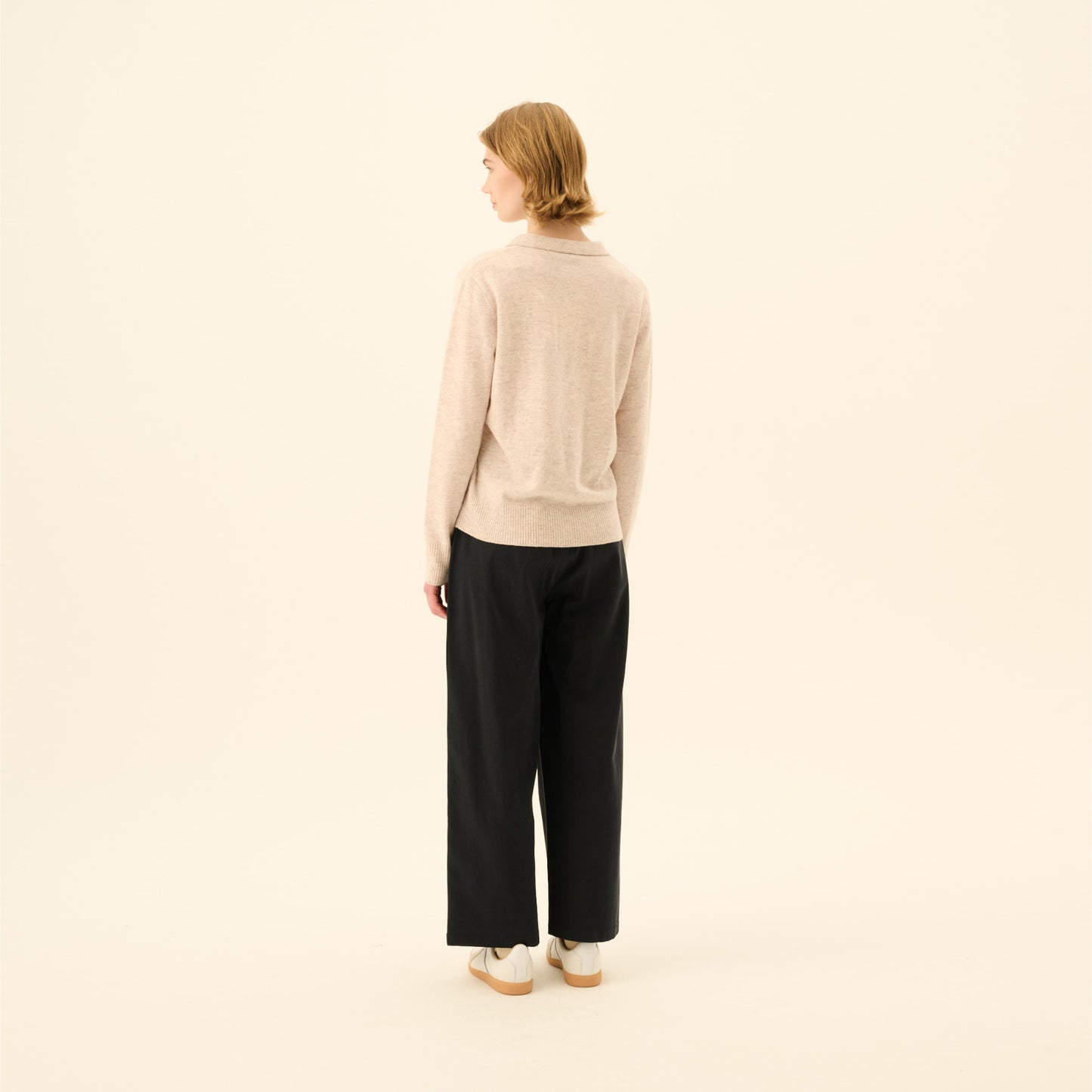 Prudie Sandwashed CT Tencel Pants - Rue De Tokyo - Navy - Model fra ryggen