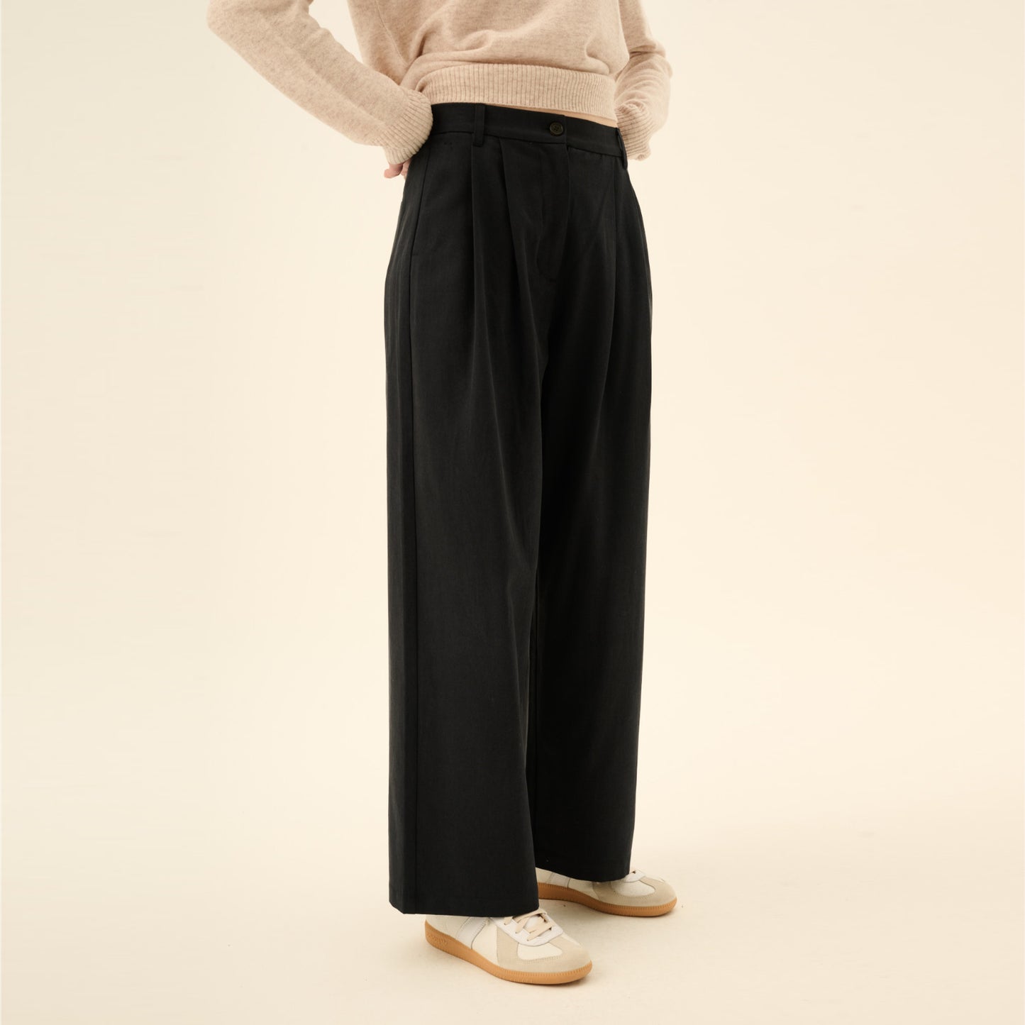 Prudie Sandwashed CT Tencel Pants - Rue De Tokyo - Navy - på model
