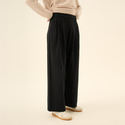 Prudie Sandwashed CT Tencel Pants - Rue De Tokyo - Navy - på model