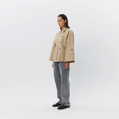 Agatha jakke fra Sofie Schnoor - Camel - På model set fra siden