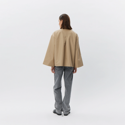 Agatha jakke fra Sofie Schnoor - Camel - På model set fra ryggen