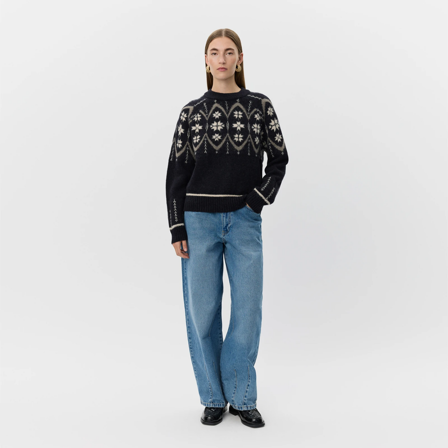 AinaSW Sweater fra Sofie Schnoor - Black Mix - Model