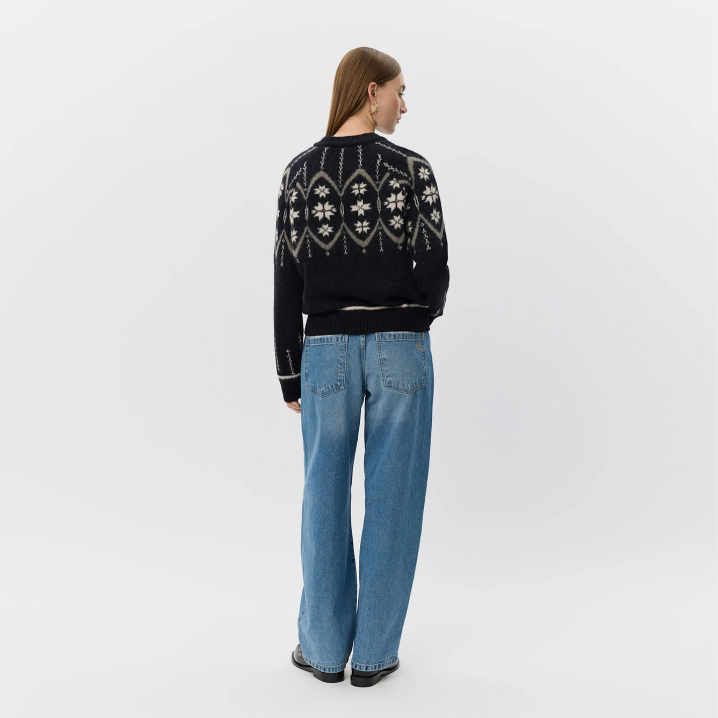 AinaSW Sweater fra Sofie Schnoor - Black Mix - Model bagfra