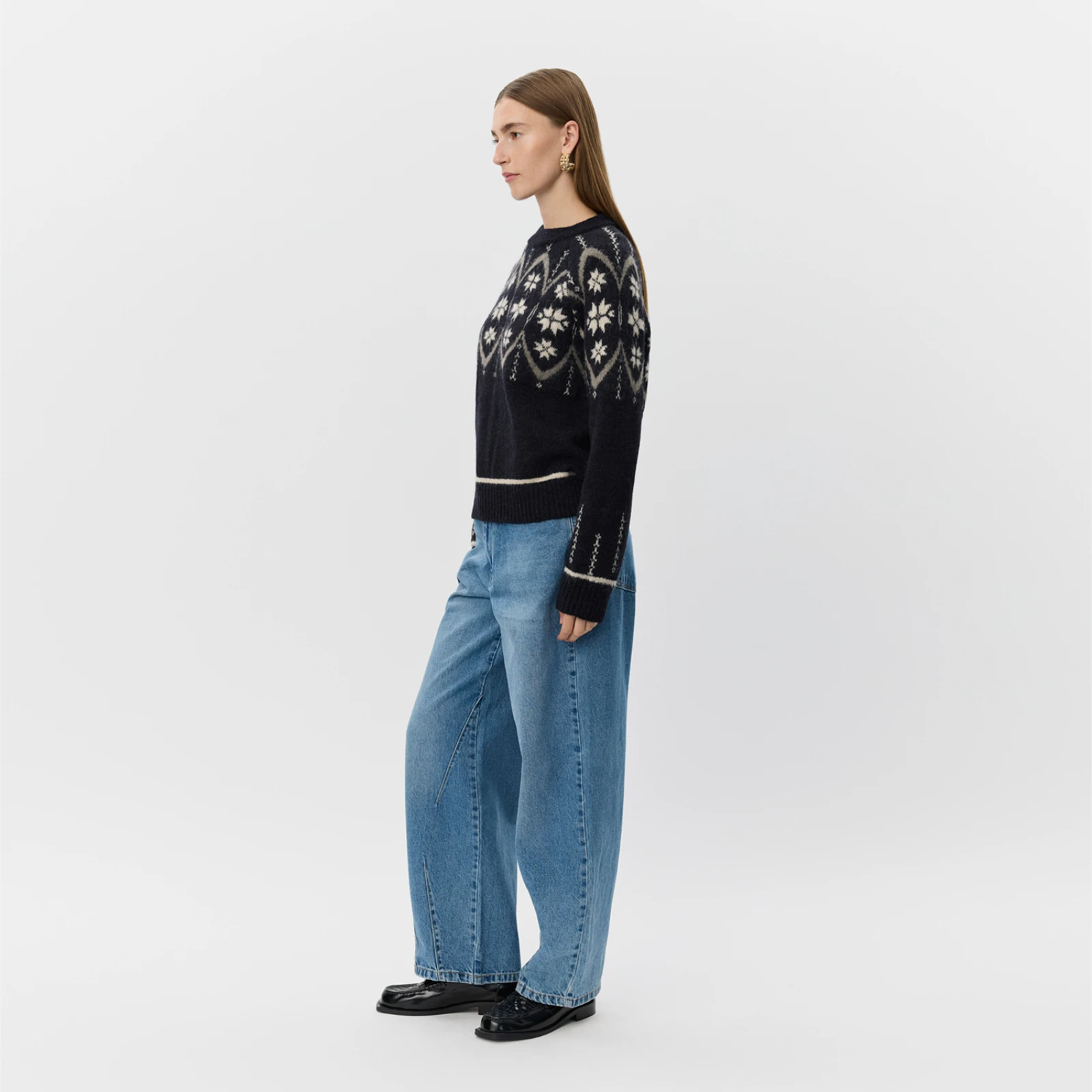 AinaSW Sweater fra Sofie Schnoor - Black Mix - Model fra siden