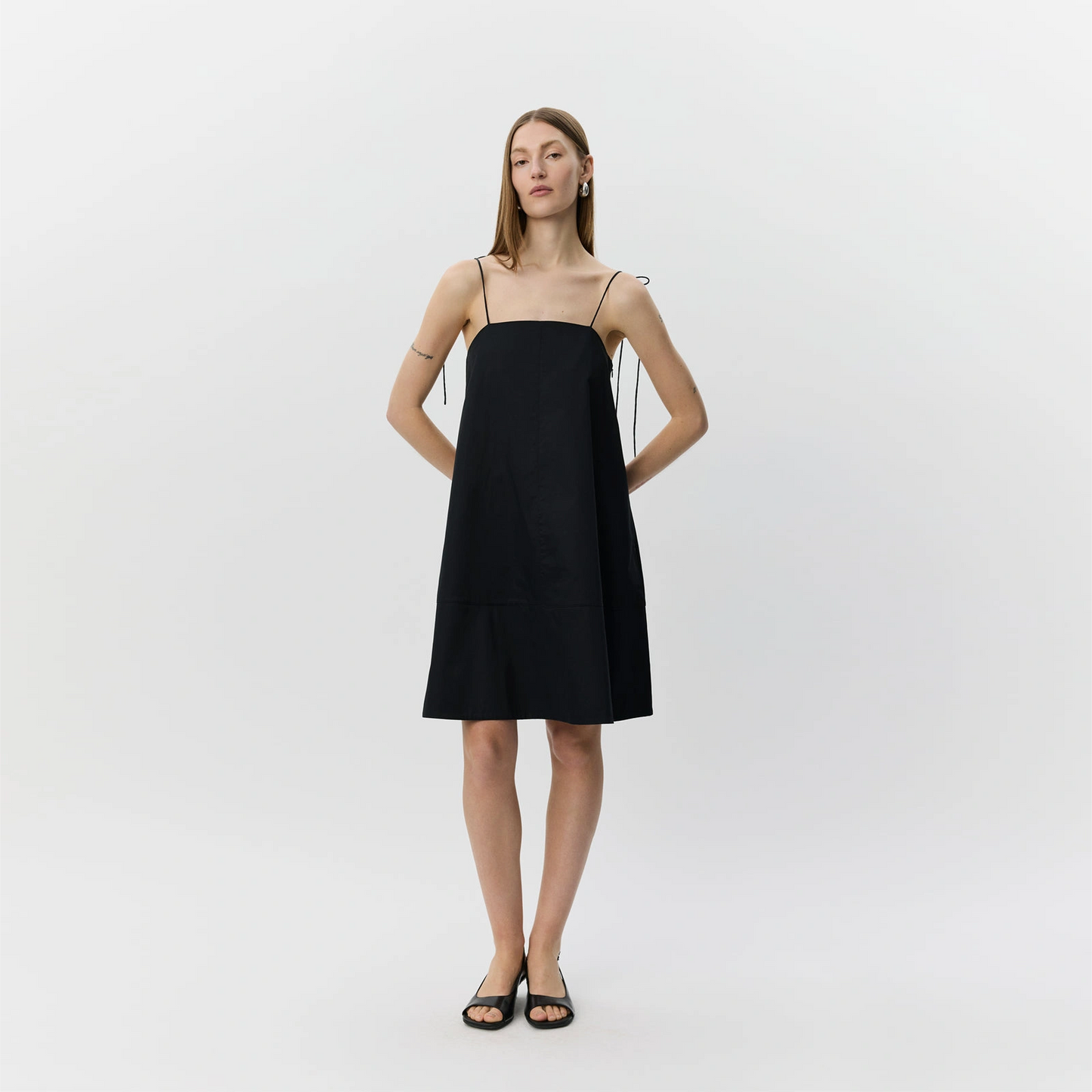 AnayaSW A-Shape Mini Dress fra Sofie Schnoor - Black - På model