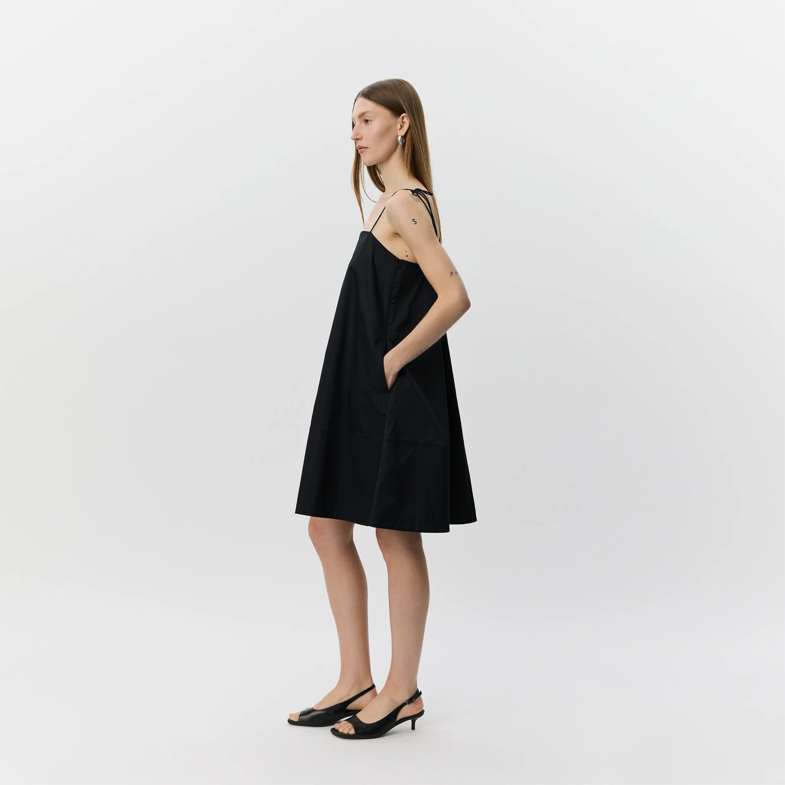 AnayaSW A-Shape Mini Dress fra Sofie Schnoor - Black - På model set fra siden