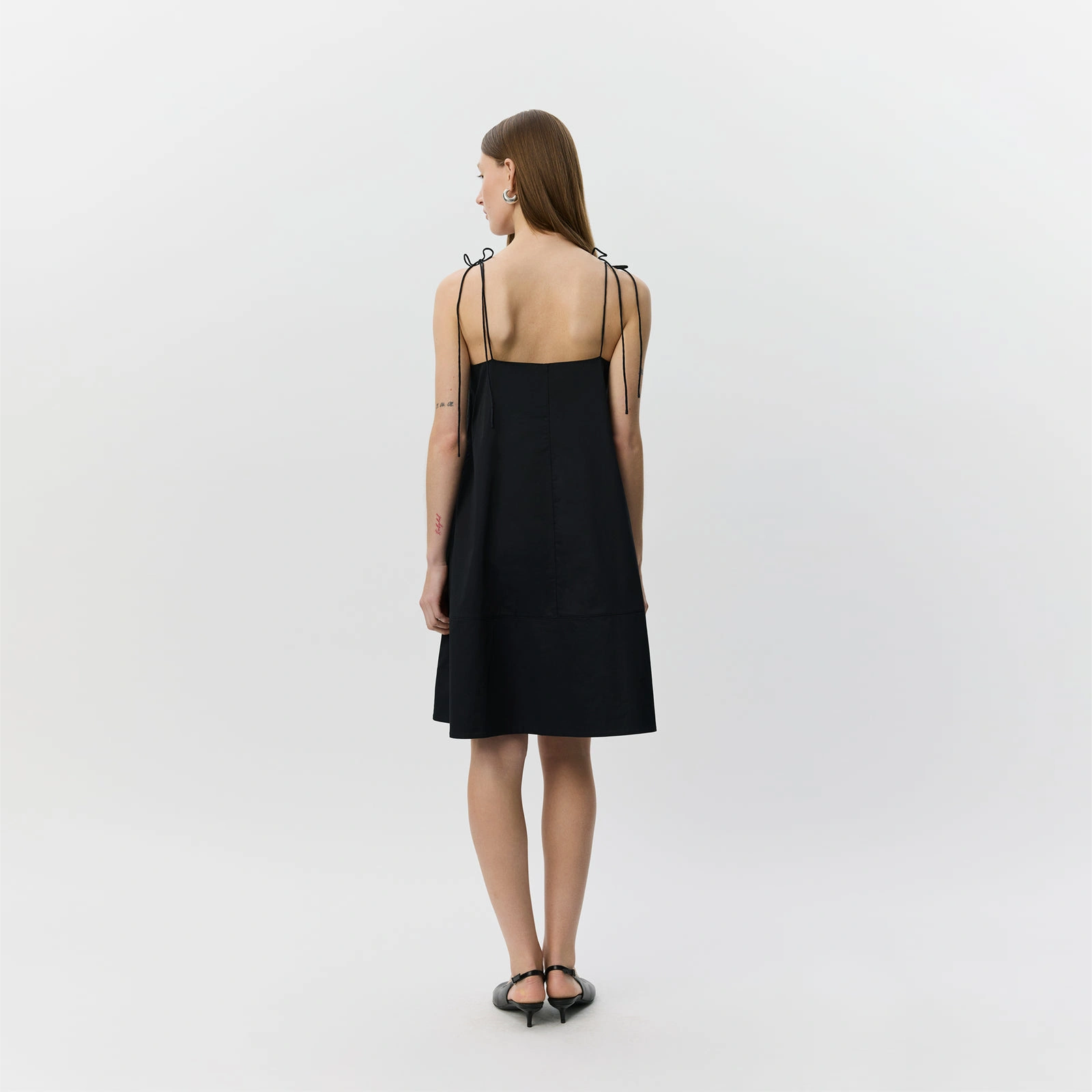 AnayaSW A-Shape Mini Dress fra Sofie Schnoor - Black - På model set fra ryggen
