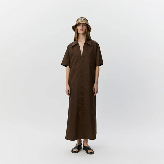 AsanaSW Oversize Shirt Dress fra Sofie Schnoor - Intense Brown - På model