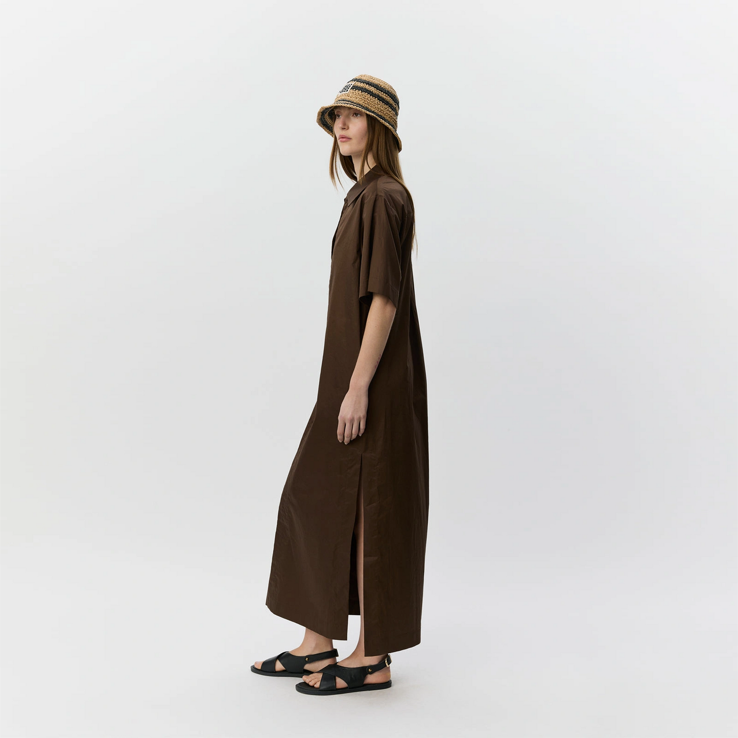 AsanaSW Oversize Shirt Dress fra Sofie Schnoor - Intense Brown - Model set fra siden