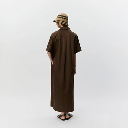 AsanaSW Oversize Shirt Dress fra Sofie Schnoor - Intense Brown - Model set fra ryggen