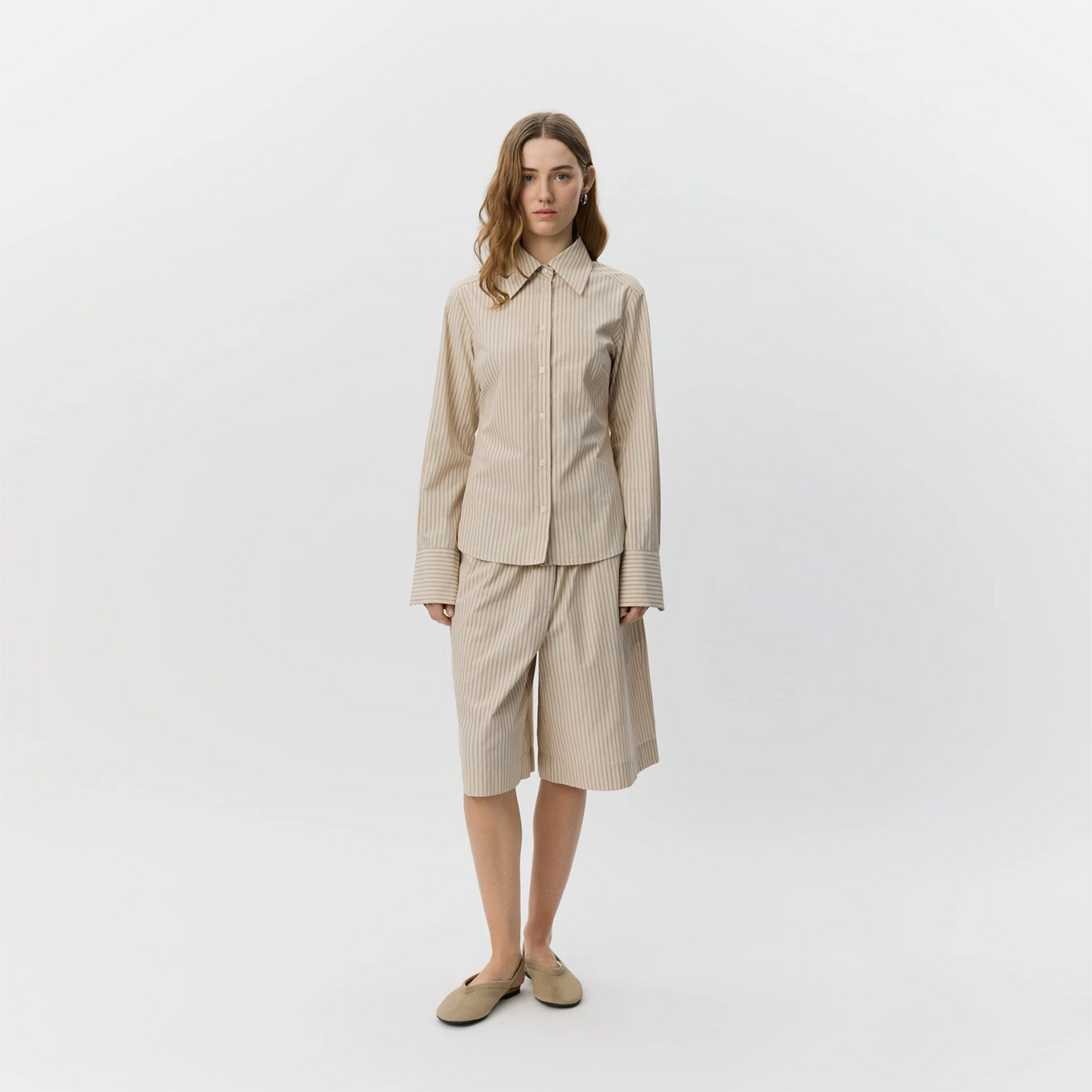 BlairSW Bermuda Shorts fra Sofie Schnoor - Off White/Black Stripe - På model I fuld længde