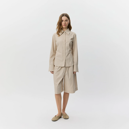 BlairSW Bermuda Shorts fra Sofie Schnoor - Off White/Black Stripe - På model I fuld længde