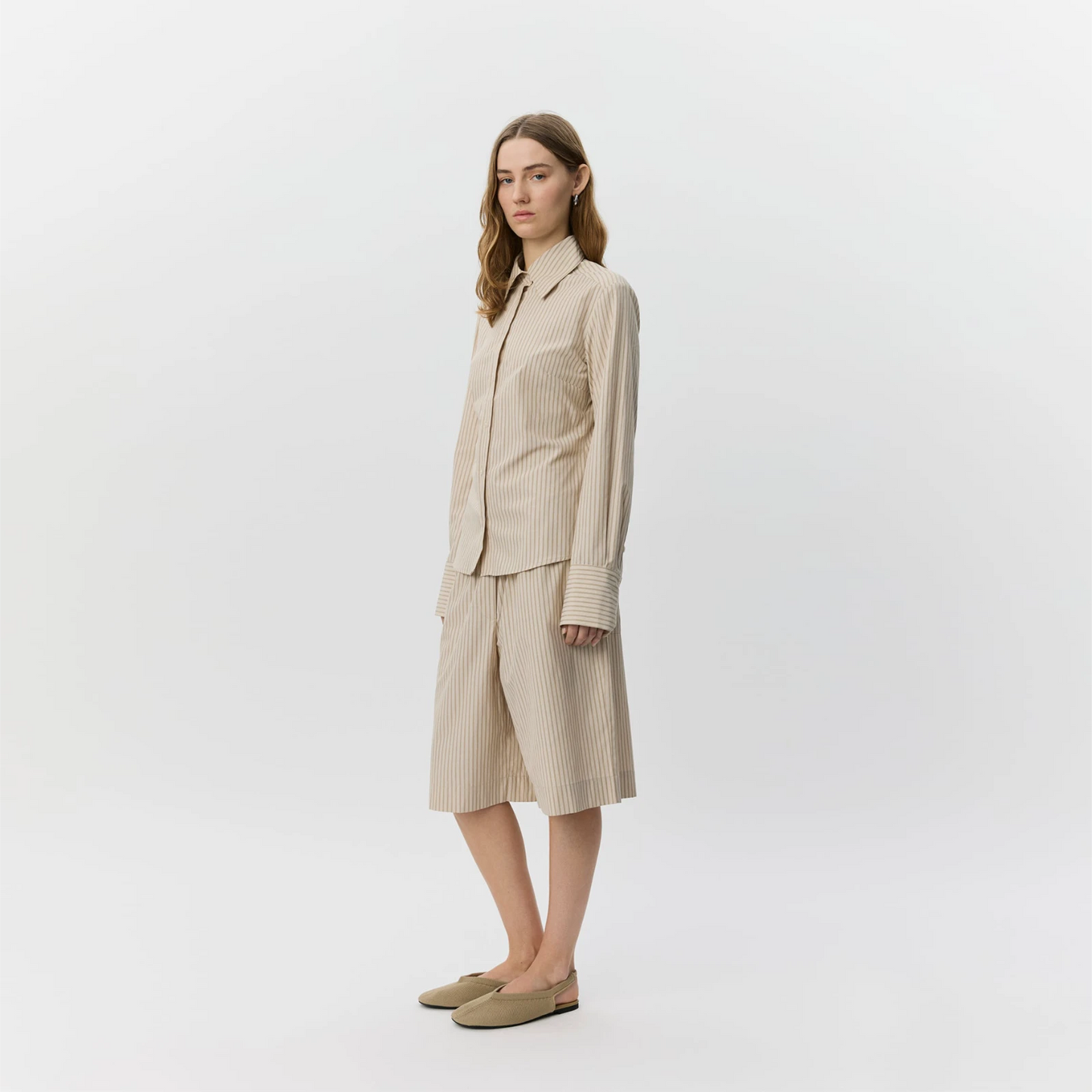 BlairSW Bermuda Shorts fra Sofie Schnoor - Off White/Black Stripe - På model set fra siden