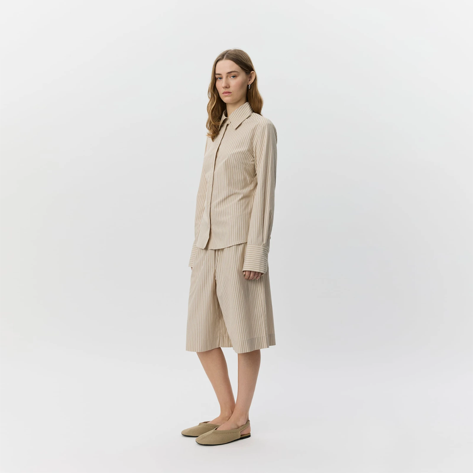 BlairSW Bermuda Shorts fra Sofie Schnoor - Off White/Black Stripe - På model set fra siden