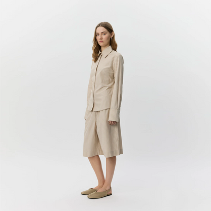 BlairSW Bermuda Shorts fra Sofie Schnoor - Off White/Black Stripe - På model set fra siden