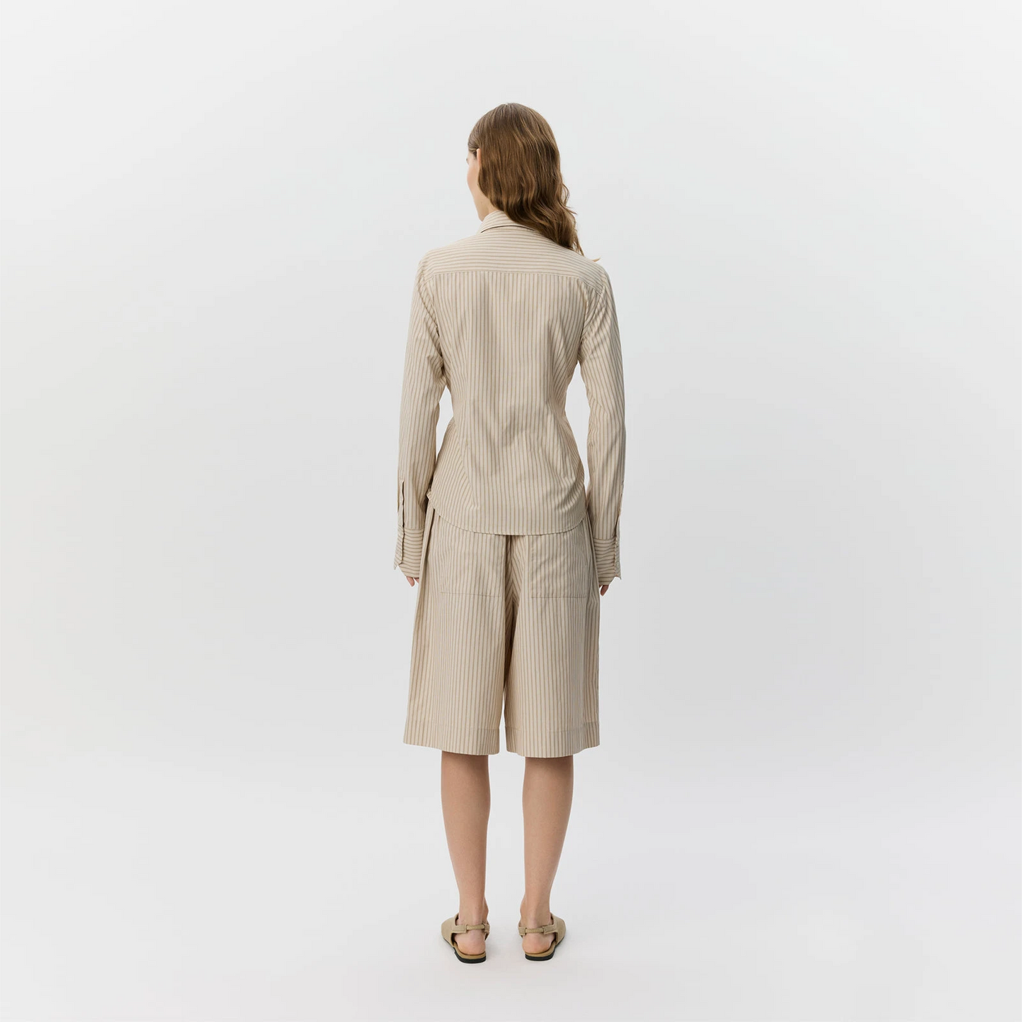 BlairSW Bermuda Shorts fra Sofie Schnoor - Off White/Black Stripe - model set fra ryggen