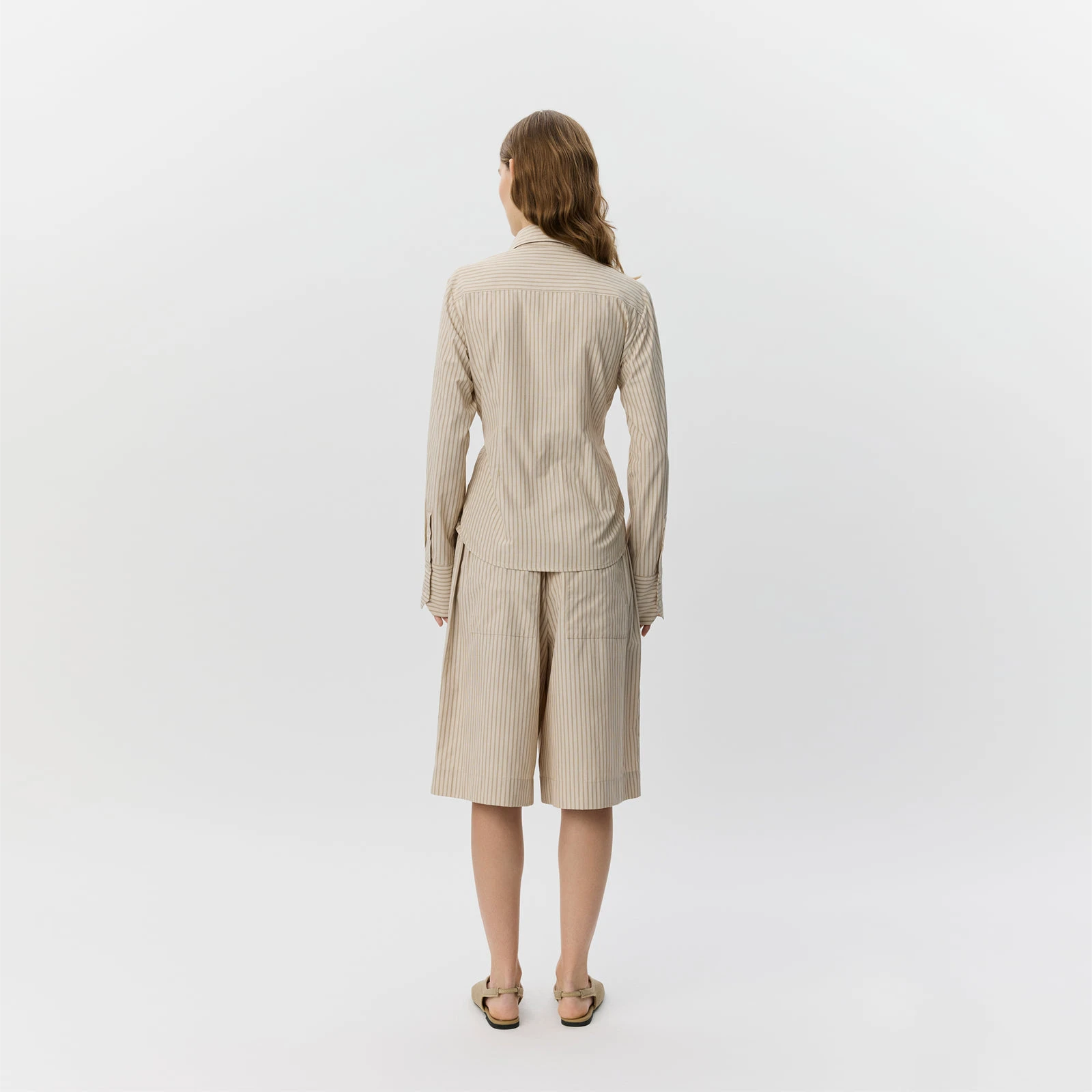 BlairSW Bermuda Shorts fra Sofie Schnoor - Off White/Black Stripe - model set fra ryggen